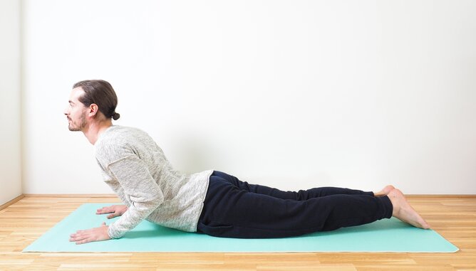 Yoga Darmgesundheit | © SONNENTOR Auf dem Foto ist ein Mann zu sehen, der Yoga für einen gesunden Darm ausführt. | © SONNENTOR